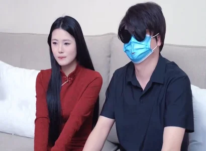 Hắn đang lén bỏ thuốc kích dục cho em đồng nghiệp uống